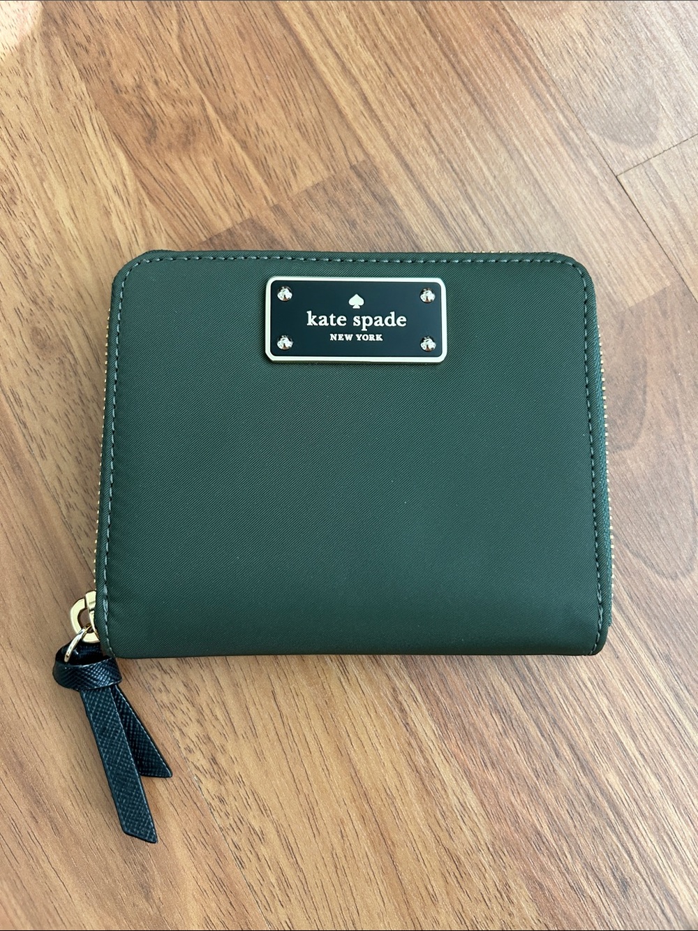 NWOT Kate Spade Forest Green Zip-Around Wallet with Gold Plaque